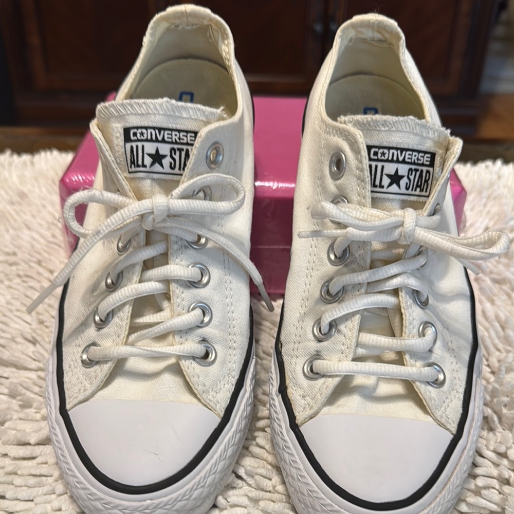 Converse women’s Cream Canvas Sneakers Size 7